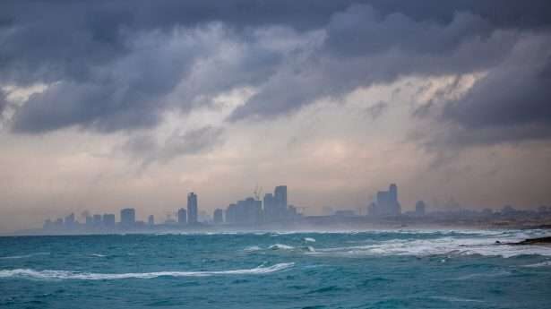 Een blik op het Palmachim strand ten zuiden van Tel Aviv op een stormachtige 14 januari.