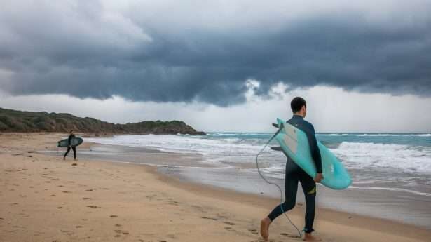 Sommige Israëli's leven voor dit soort weer en de golven die het naar de kusten van het Heilige Land brengt.