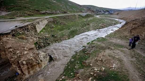 Israëli's kijken naar water dat door een vallei in de woestijn van Judea stroomt, 16 januari.