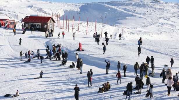 Israëli's genieten van de sneeuw op het skigebied van het Hermongebergte in het noorden van Israël, 17 januari.
