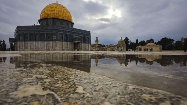 Tempelberg en de Rotskoepel op een regenachtige ochtend in Jeruzalem op 16 januari.
