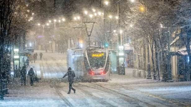 De tramdiensten werden stopgezet toen de sneeuwval heviger werd.
