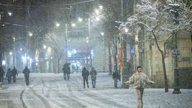 Het Ben Yehuda voetgangersgebied. Naarmate de avond vorderde, werd de sneeuwval heviger.