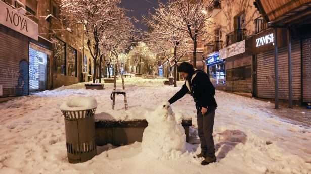 Een sneeuwpop in de voetgangerszone.