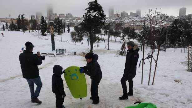 Vandaag is er 'sneeuwvrij', geen school, er kan gerodeld worden, zoals hier in het Sacher Park, DE ontmoetingsplaats als er sneeuw ligt in Jeruzalem!