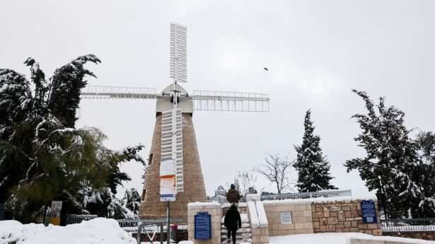 Er wordt gezegd dat er sinds 2015 niet meer zoveel sneeuw is gevallen in Jeruzalem als nu. De windmolen in Jamin Moshe.