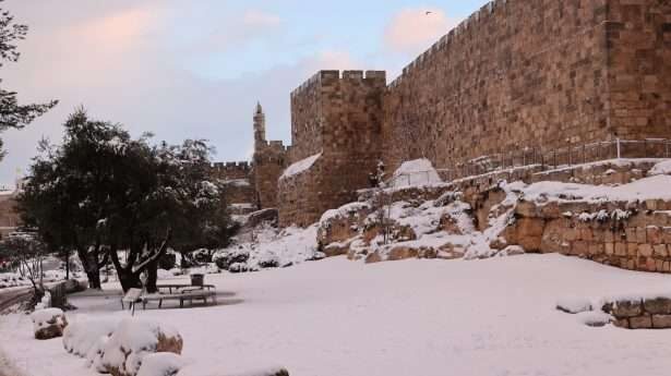 Bij de muur van de Oude Stad. In de loop van de nacht is tot 20 centimeter sneeuw gevallen.