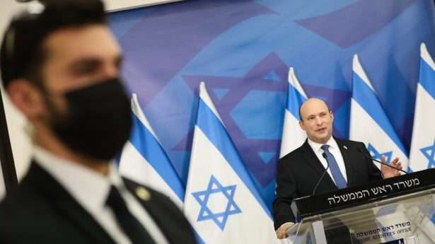 Premier Naftali Bennett pleit bij de Israëli's voor geduld temidden van de groeiende publieke frustratie over de steeds veranderende Covid-19 beperkingen en voorschriften. Israëls aantal nieuwe dagelijkse infecties bereikte dinsdag de 40.000, hoewel deskundigen zeggen dat het werkelijke aantal veel hoger is. 