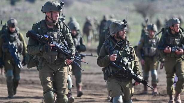 Op mars. Israëlische parachutisten trainen in de noordelijke Golanhoogten.