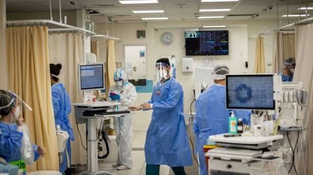 De sterke stijging van het aantal besmettingen met het coronavirus als gevolg van de Omikron-variant heeft de Israëlische zieken­huizen tot nu toe nog niet overweldigd, zoals sommigen vreesden.