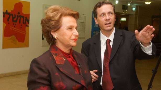 Herzog, echtgenote van de zesde president van Israël, Chaim Herzog, en moeder van de huidige president, Isaac Herzog, overleed op 10 januari op 97-jarige leeftijd. Ze is hier te zien met haar zoon Isaac tijdens een bezoek aan de Knesset in 2005.