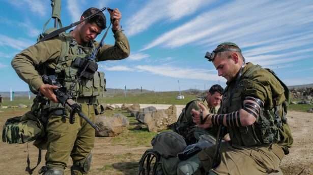 Religieuze parachutisten nemen een pauze van de training om te bidden voor Gods zegen en bescherming.
