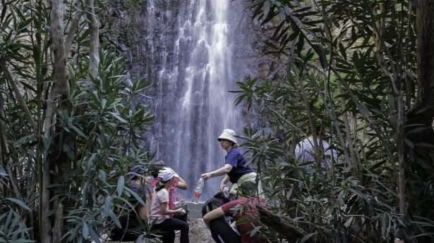 Israëli's genoten op zaterdag 8 januari van een winter­wandeling in de buurt van een van de vele water­vallen op de Golan­hoogten. 