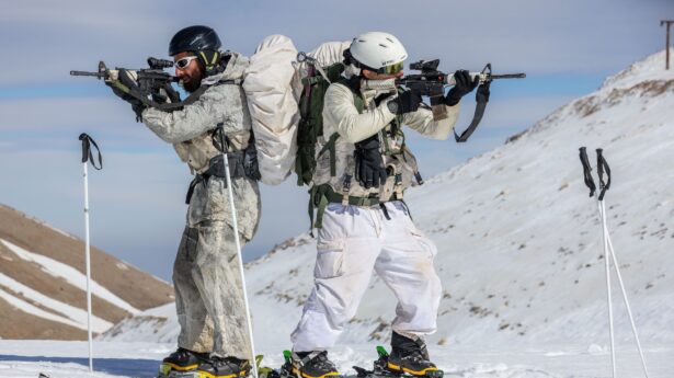 De Alpinist Unit van de Israel Defense Forces hield vorige week een speciale trainingsoefening op de berg Hermon en fotojournalisten waren uitgenodigd om daarbij aanwezig te zijn.