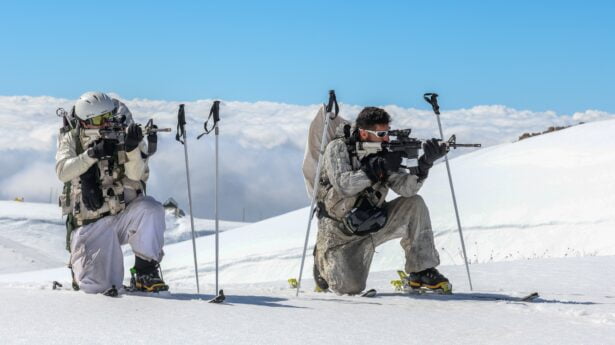 Een van hun rigoureuze trainingsprogramma's is het leren schieten en aanvallen terwijl ze zich snel voortbewegen op ski's.