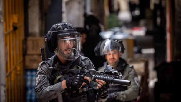 De Israëlische politie reageert met traangas en andere anti-oproer methoden.