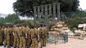 Geheimen op de Menora voor de Knesset - Foto: Creative Commons