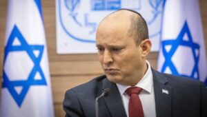 Analyse: Een jaar na beëdiging wankelt de regering van Bennett - Foto: Olivier Fitoussi / Flash90