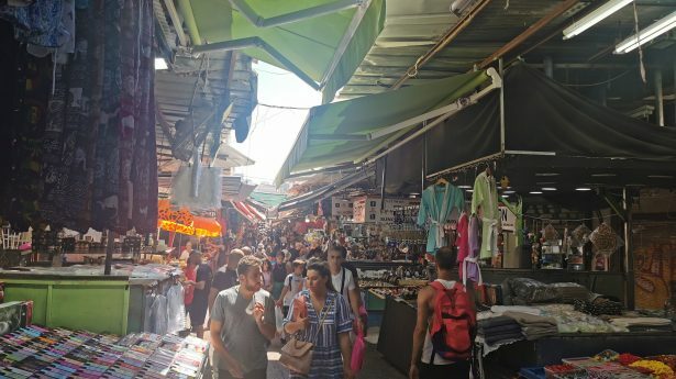 En daar is 'ie dan: de beroemde Carmelmarkt.