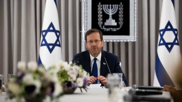 President Isaac Herzog ontmoet de leiders van de partijen die de 25e Knesset vormen om te bepalen wie het meest geschikt is om als premier te dienen. 