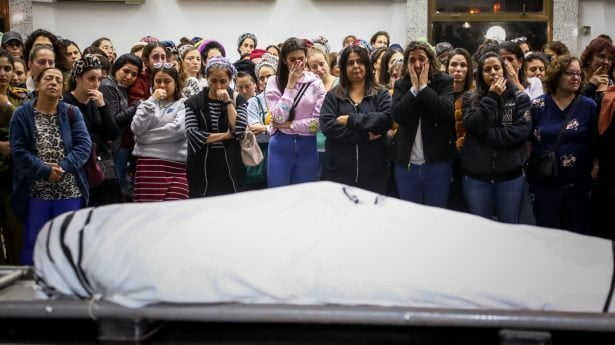 Familie en vrienden wonen de begrafenis bij van Shalom Sofer, een Israëlische man die twee weken geleden in Samaria werd neergestoken en ernstig gewond raakte door Palestijnse terroristen.