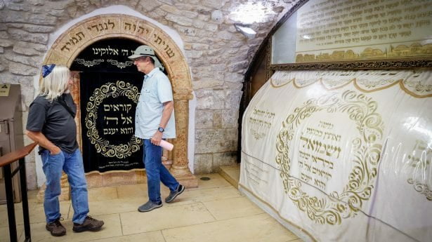 Israëlische mannen bidden bij het graf van de Bijbelse profeet Samuel, even ten noorden van Jeruzalem. 