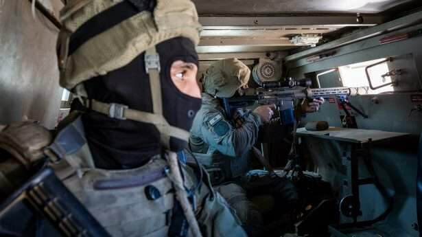 Op jacht. Yamas-troepen zoeken naar verdachten aan de grens met Gaza.