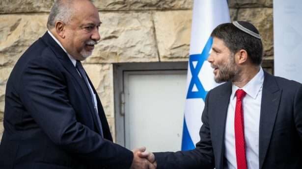 Vervanging. Demissionair en openlijk seculier minister van Financiën Avigdor Liberman verwelkomt religieuze zionistische activist Bezalel Smotrich in de nieuwe regering.