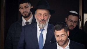 Deri loog, maar rechtbank had terughoudendheid moeten betrachten - Foto: Yonatan Sindel / Flash90