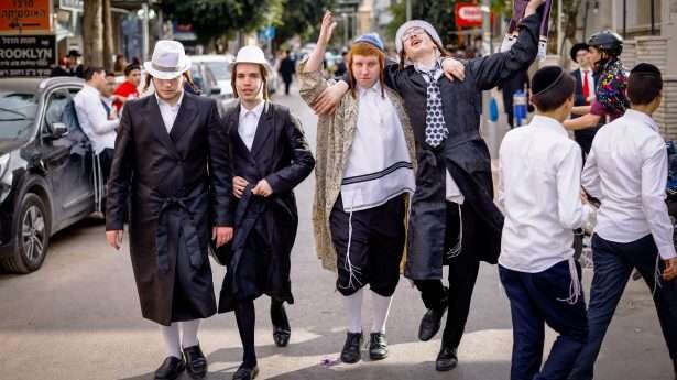 Yeshiva-studenten nemen vrij van Talmoedstudie om Poerim te vieren in de ultra-orthodoxe stad Bnei Brak.