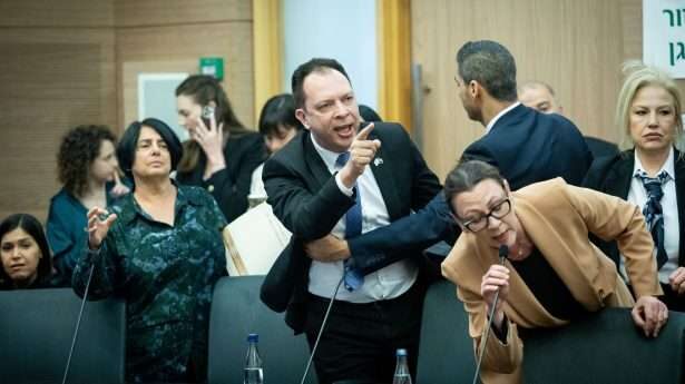 Spanningen in het Constitutioneel Comité van de Knesset op 1 maart 2023.