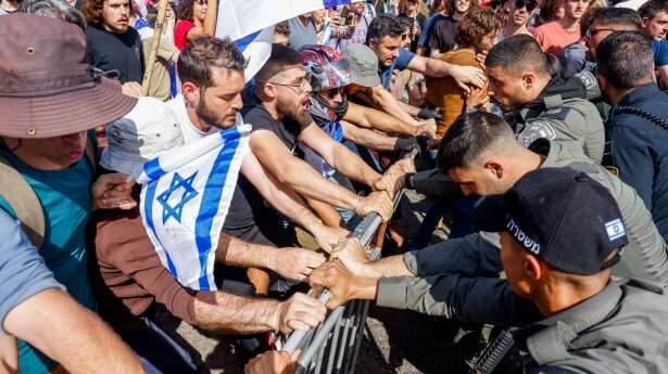 Een land in tweeën gedeeld. Israëliërs die protesteren tegen de geplande justitiële hervorming blokkeren een weg en botsen met de politie in Tel Aviv. 