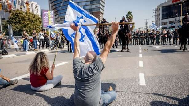 Israëliërs blokkeren een straat en botsen met de politie tijdens hun protest tegen de justitiële hervorming in Tel Aviv.