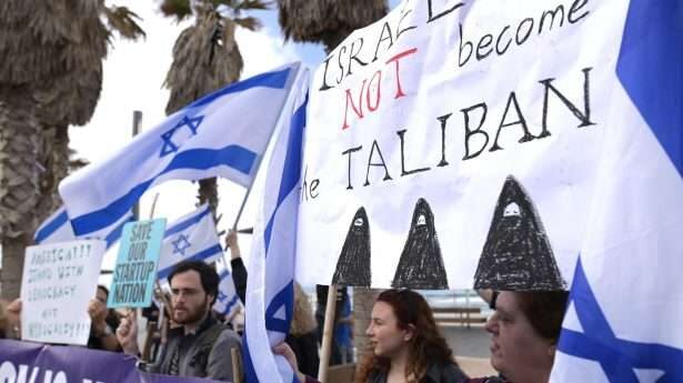 Niet iedereen was in een feestelijke stemming. Sommige Israëli's hielden nog een demonstratie tegen de huidige regering en haar beleid - in Tel Aviv.