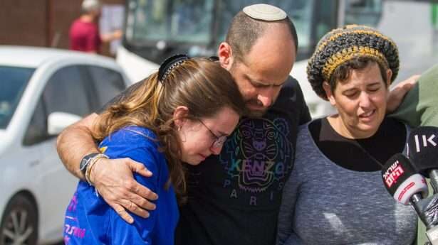 Familie van de broers Hallel, 21, en Yagel Yaniv, 19, die werden doodgeschoten bij een terreuraanslag in de Palestijnse stad Huwara. 