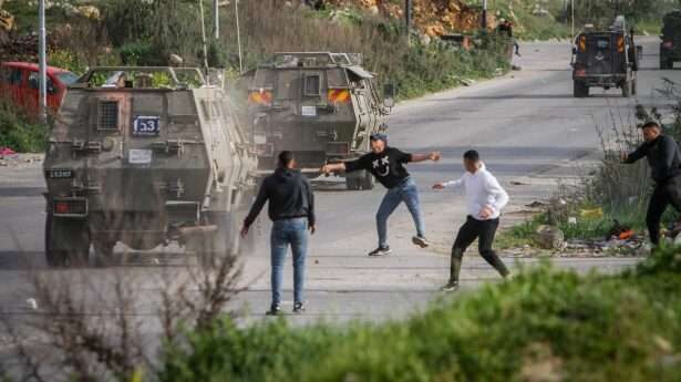 Ondertussen proberen Palestijnse jongeren te voorkomen dat IDF-troepen terroristen uitleveren tijdens een inval in het vluchtelingenkamp Askar, ten oosten van Nablus.