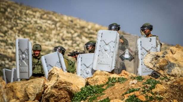 De Israëlische grenspolitie toont zich terughoudend tijdens confrontaties met Palestijnen en linkse Israëlische activisten in Judea en Samaria.