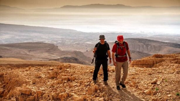 Ondertussen hebben sommige Israëli's de demonstraties en massabijeenkomsten achter zich gelaten om voor Pesach een wandeling te maken in de beek Eshalim in het zuiden van Israël.