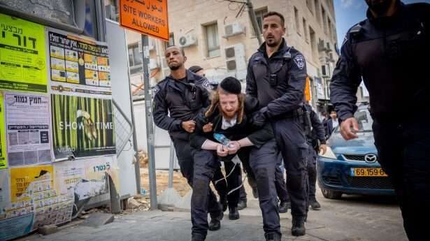 Conflicten in de Israëlische samenleving - Er breken botsingen uit tussen de politie en orthodox-joodse mannen in Jeruzalem tijdens een demonstratie tegen mobiel internet en alles wat daarmee samenhangt.