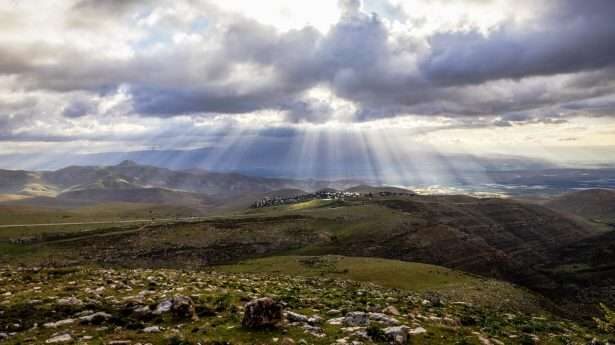 Ondertussen blijven de vriendelijke winterregens vallen op de rechtvaardigen en de onrechtvaardigen - en kleuren de heuvels van Judea en Samaria groen.