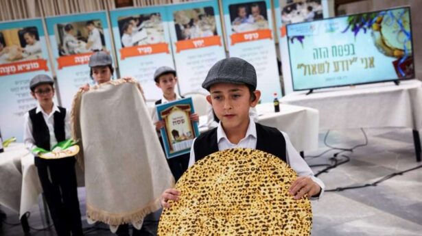 Orthodoxe Joodse jongens uit Beitar Illit bereiden zich voor op het komende feest van Ongezuurde Broden.