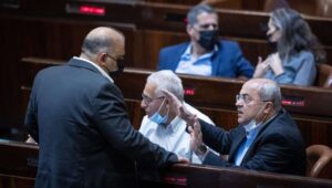 Arabieren gaan elkaar te lijf in de Israëlische Knesset - Foto: Yonatan Sindel/Flash90