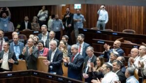 Er was een marathonzitting voor nodig, maar Knesset keurt staatsbegroting goed - Foto: Yonatan Sindel/Flash90