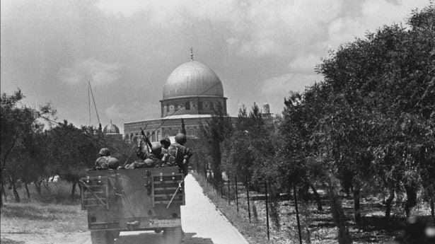 Het Israëlische leger komt aan bij de Tempelberg in Jeruzalem.