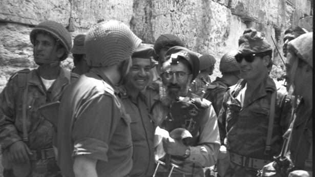 De opperrabbijn van het Israëlische leger, Shlomo Goren, met soldaten bij de Klaagmuur.