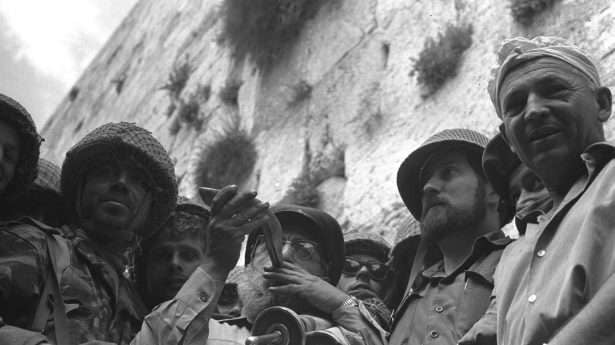 Rabbijn Shlomo Goren, omringd door IDF-soldaten, blaast op de sjofar voor de Klaagmuur in Jeruzalem.