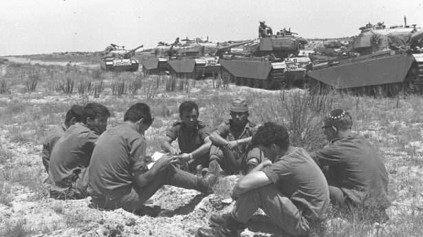 Israëlische soldaten wachten op verdere bevelen in het zuiden.