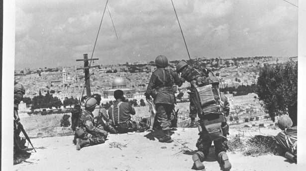 Commandant Motta Gur en zijn brigade observeren de Tempelberg vanaf hun commandopost op de Olijfberg, vlak voor hun aanval op de Oude Stad.