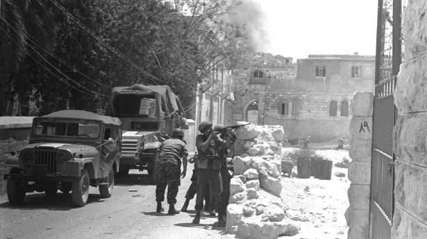 Israëlische soldaten zoeken dekking voor Arabische sluipschutters in de Oude Stad van Jeruzalem.