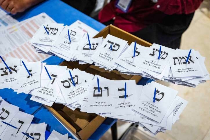 Opiniepeiling: Israëli’s hopen op stabiliteit van Benny Gantz